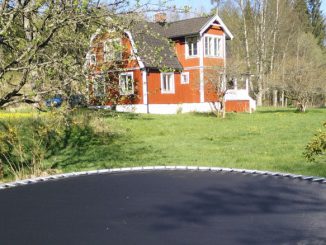 Ein Trampolin im schwedischen Garten.