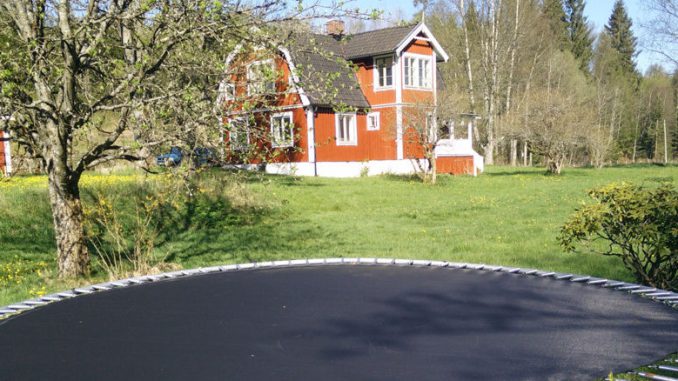 Ein Trampolin im schwedischen Garten.