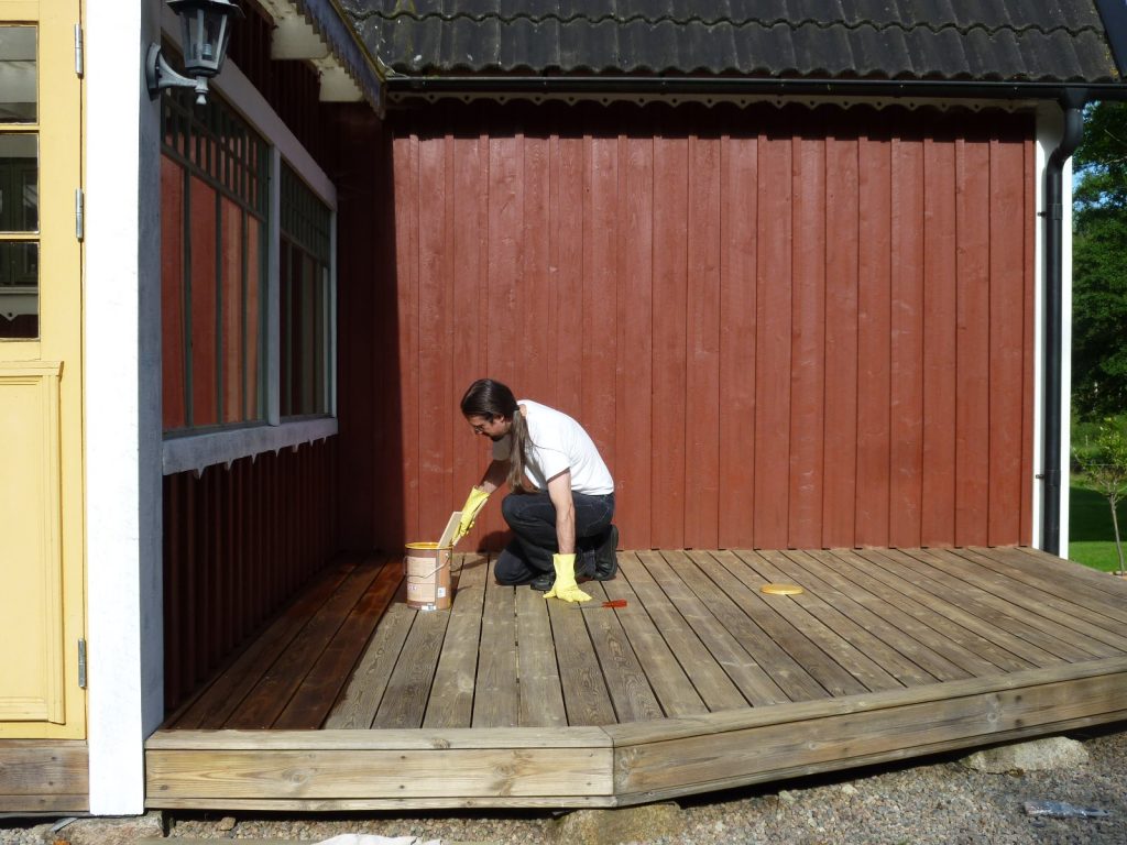 Chris ölt die Veranda. Chris ölt die Veranda.