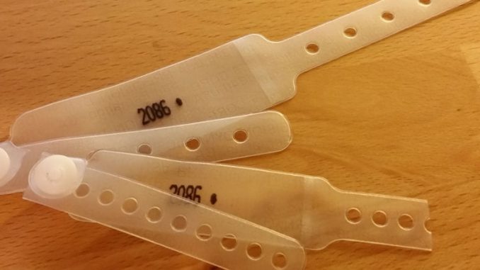 Die Armbändchen aus dem schwedischen Krankenhaus.