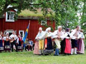 Schweden tanzen um die Midsommerstange