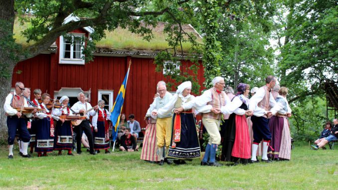 SvenskaNyheter_2017-06-23_Schweden_Midsommar_1038x438 Schweden tanzen um die Midsommerstange