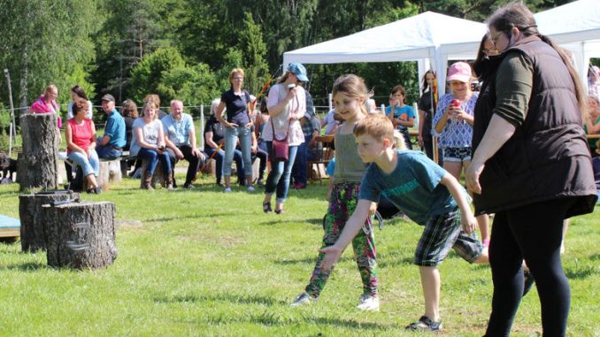 Kinder beim Hufeisenwerfen