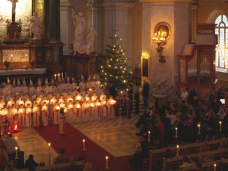 Ein Luciafest in einer schwedischen Kirche.