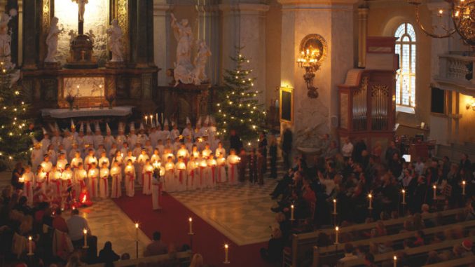 Ein Luciafest in einer schwedischen Kirche.