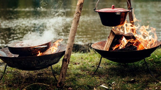 Kochen über dem offenen Feuer in Schweden.