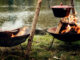 Kochen über dem offenen Feuer in Schweden.