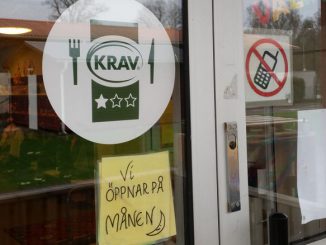 Das KRAV-Siegel an der Eingangstür unseres schwedischen Kindergartens.
