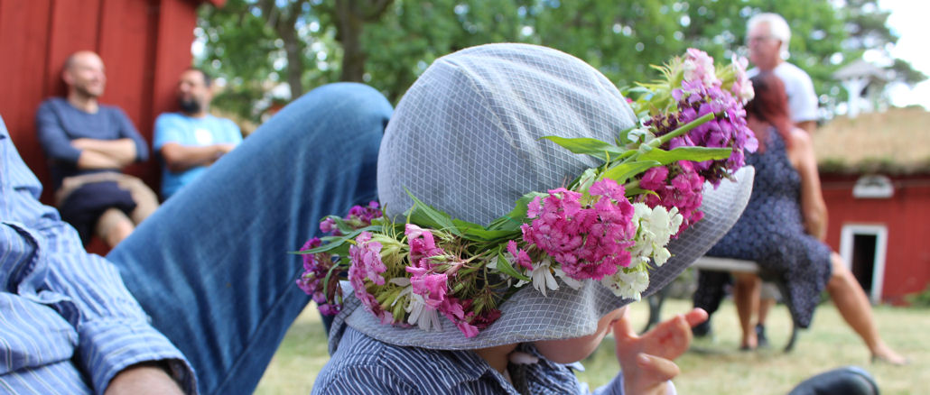 Mein kleiner Sohn mit Blumenkranz.