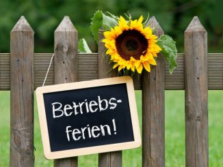 Zaun mit Schild "Betriebsferien"