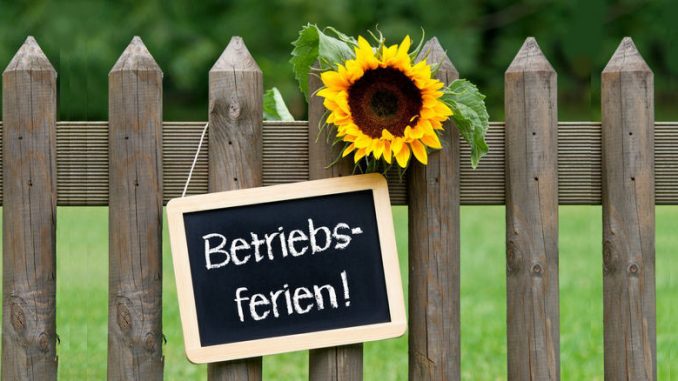 Zaun mit Schild "Betriebsferien"