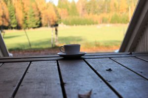 Eine Kaffeetasse auf der Treppe