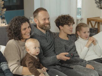 Ein Schwede mit seinen zwei Söhnen zu Weihnachten vor dem Fernseher.