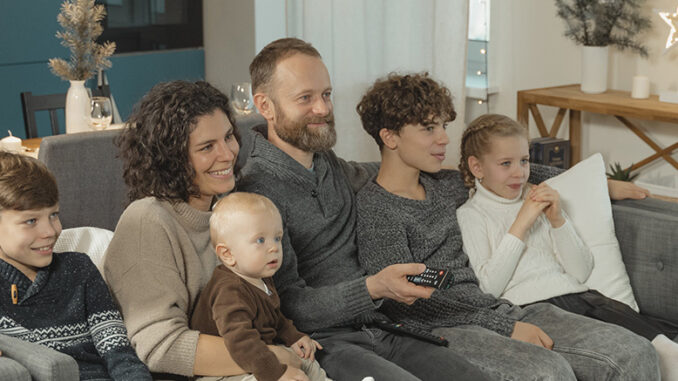 Ein Schwede mit seinen zwei Söhnen zu Weihnachten vor dem Fernseher.