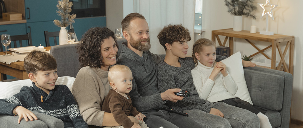 Ein Schwede mit seinen zwei Söhnen zu Weihnachten vor dem Fernseher.