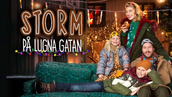 "Storm på lugna gatan" ist der Julkalender 2018 Familie Sturm auf dem Sofa