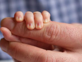Kleine Hände umfassen große Hände
