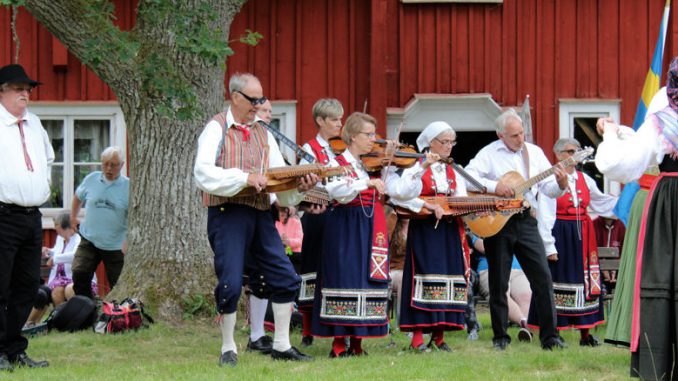 Die Musiker von Laras spelmän an Midsommar