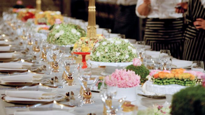 Ein feierlich gedeckter Tisch beim Nobelbankett