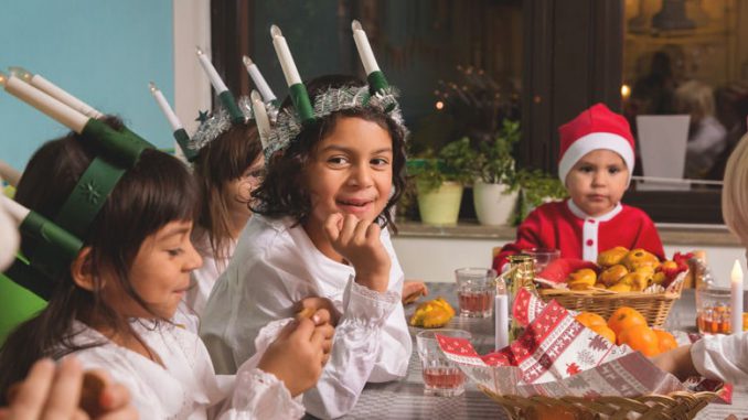 Kinder zusammen am Lucia-Tag Kinder zusammen am Lucia-Tag
