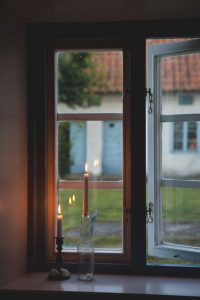 Eine Kerze im Fenster