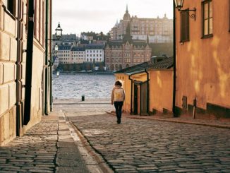 Eine Touristin geht durch Schweden.