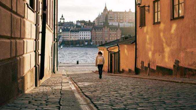 Eine Touristin geht durch Schweden.