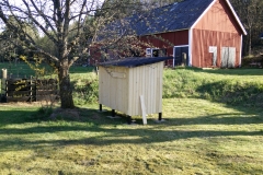 Keine Sauna, keine Stuga, sondern ein Hühnerstall. Langsam nimmt er Formen an. Keine Sauna, keine Stuga, sondern ein Hühnerstall. Langsam nimmt er Formen an.