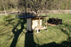 Keine Sauna, keine Stuga, sondern ein Hühnerstall. Langsam nimmt er Formen an. Keine Sauna, keine Stuga, sondern ein Hühnerstall. Langsam nimmt er Formen an.
