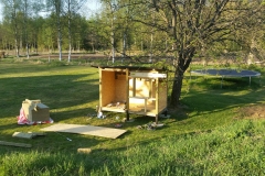 Keine Sauna, keine Stuga, sondern ein Hühnerstall. Langsam nimmt er Formen an. Keine Sauna, keine Stuga, sondern ein Hühnerstall. Langsam nimmt er Formen an.