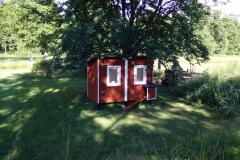 Keine Sauna, keine Stuga, sondern ein Hühnerstall. Langsam nimmt er Formen an. Keine Sauna, keine Stuga, sondern ein Hühnerstall. Langsam nimmt er Formen an.