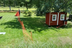 Keine Sauna, keine Stuga, sondern ein Hühnerstall. Langsam nimmt er Formen an. Keine Sauna, keine Stuga, sondern ein Hühnerstall. Langsam nimmt er Formen an.