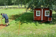 Keine Sauna, keine Stuga, sondern ein Hühnerstall. Langsam nimmt er Formen an. Keine Sauna, keine Stuga, sondern ein Hühnerstall. Langsam nimmt er Formen an.